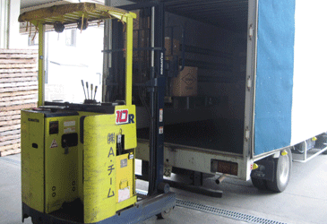 入荷の様子1(荷下ろし)
