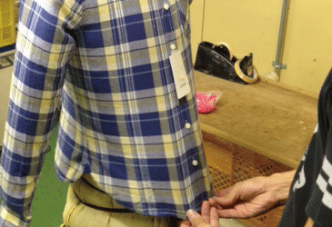 仕上げプレスの様子(ハンドアイロン)